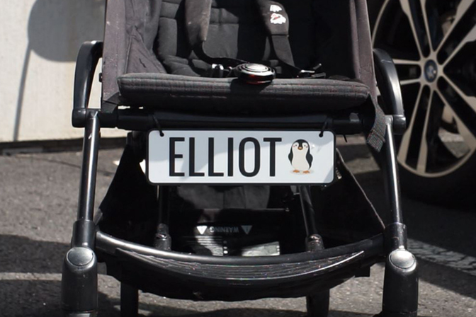 Kinderwagenschild mit Name und Motiv