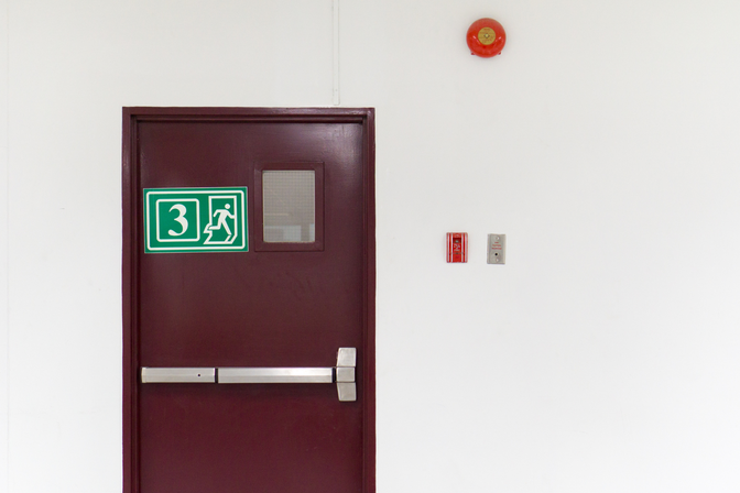 Green emergency sign with a safety symbol