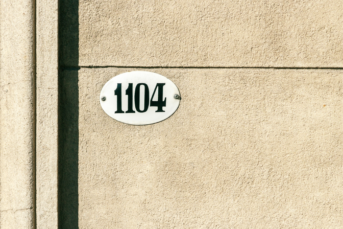 Plaque de numéro fixées sur un mur