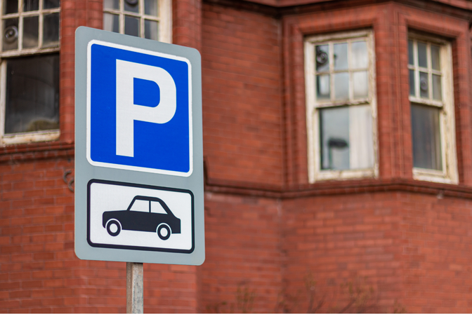 Verkehrsschild mit dem Buchstaben P (Parkplatzsymbol)