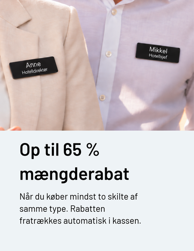 To hotelmedarbejdere med sorte navneskilte med navn og stillingsbetegnelse på en lys blazer og en hvid skjorte.