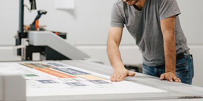 Collaborateur gérant des panneaux personnalisés