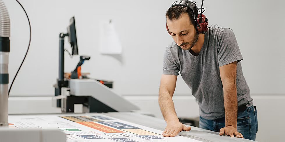 Person som arbeider i en skiltproduksjon